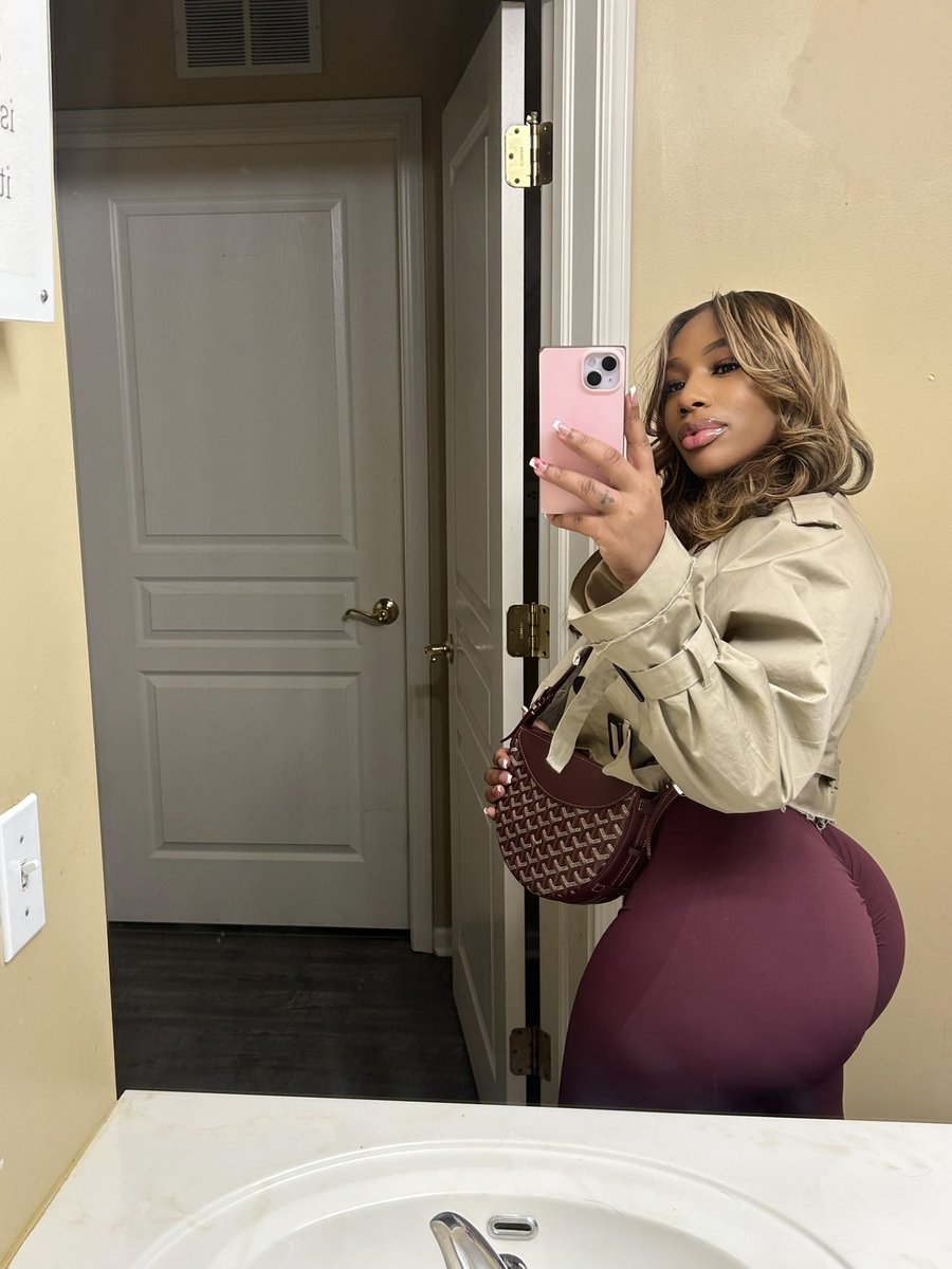 VixenArena's tweet photo. She got yams. https://t.co/iqydt0aa2b