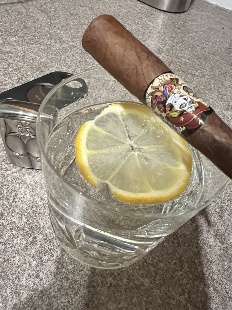 dynamite_jonny's tweet image. A @drewestatecigar sweet ass #CrazyAlice as the sun goes down. What a smooth and spicy experience with this wanton woman! #cigarnewbie#cigar #cigars #cigarsociety #cigarlifestyle #cigarlover #cigarworld  #cigarlife #cigarculture #cigarcommunity #cigarsmoker #cigaruk #cigarsociety