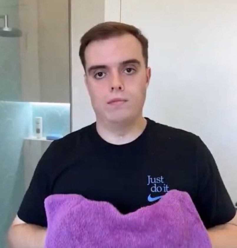 xokaspov's tweet image. *le pongo la mano en la pierna mientras conduzco*

El profesor de la autoescuela: