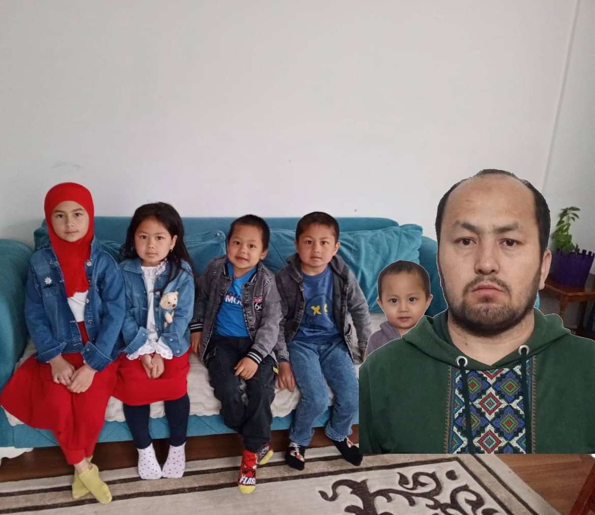 Kadinn_Sesi's tweet photo. Eşi ve 5 çocuğuyla yıllardır Türkiye’de yaşayan Uygur Türkü Muhammed Abdullah, insani ikamet talebinin reddedilmesi sonrası gözaltına alındı. Abdullah’ın çaresiz kalan eşi insan hakları derneklerinden, ilgili kuruluşlardan ve vicdan sahibi herkesten eşinin serbest bırakılması için yardım bekliyor.

"Ben, Muhammed Abdullah’ın eşiyim. Ailemle birlikte 2014-2022 yılları arasında Kayseri’de yaşadık. 5 çocuğumuz var ve bu süreçte eşimle birlikte uzun dönem ikamet alamadığımız için insani ikametle yaşadık. 2023’teki depremden sonra evimizin çok eski olması nedeniyle Kocaeli’ye taşındık. Burada insani ikamet başvurusu yaptık ve bir yıllık ikamet verildi. Ancak 2024 yılında ikamet talebimiz reddedildi.
Sebebini öğrenmek için gittiğimizde, eşim gözaltına alındı ve bir ay sonra haftalık imza şartıyla serbest bırakıldı. Ancak kısa bir süre sonra Göç İdaresi’nden bir yazı geldi: eşimin kimliği iptal edilmiş ve 10 gün içinde Türkiye’den çıkması isteniyordu. Eşim konuyu çözmek için yetkililerle görüşmesine rağmen, 'sistemden kaynaklı bir kod nedeniyle hiçbir şey yapılamayacağı ve her an tekrar gözaltına alınma riski olduğu' söylendi.
Çaresiz kalan eşim, ailesi ve çocukları için Avrupa’ya gitmek zorunda kaldı. Ancak yolculuk sırasında yakalandı ve şu anda Edirne’deki g��ç idaresinde tutuluyor. Üzerinde daha önce sınır dışı kararı bulunduğu için durumu çok riskli."

@hrw
@UNHumanRights
#UyghurGenocide
#KadınınSesi