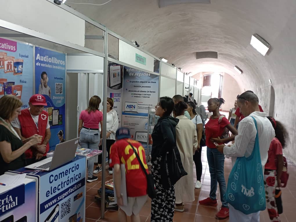 libreriavcuba's tweet photo. 📚 💫  Emotivos momentos comparte #EdicionesCitmatel junto a sus autores y lectores en el stand A6 C del Pabellón digital durante la #FILH2025.   ¡Visítanos y disfruta de interesantes contenidos que tenemos para ti! 
#AmorPorLosLibros
#LeerEsCrecer https://t.co/j3jzmqq2vV