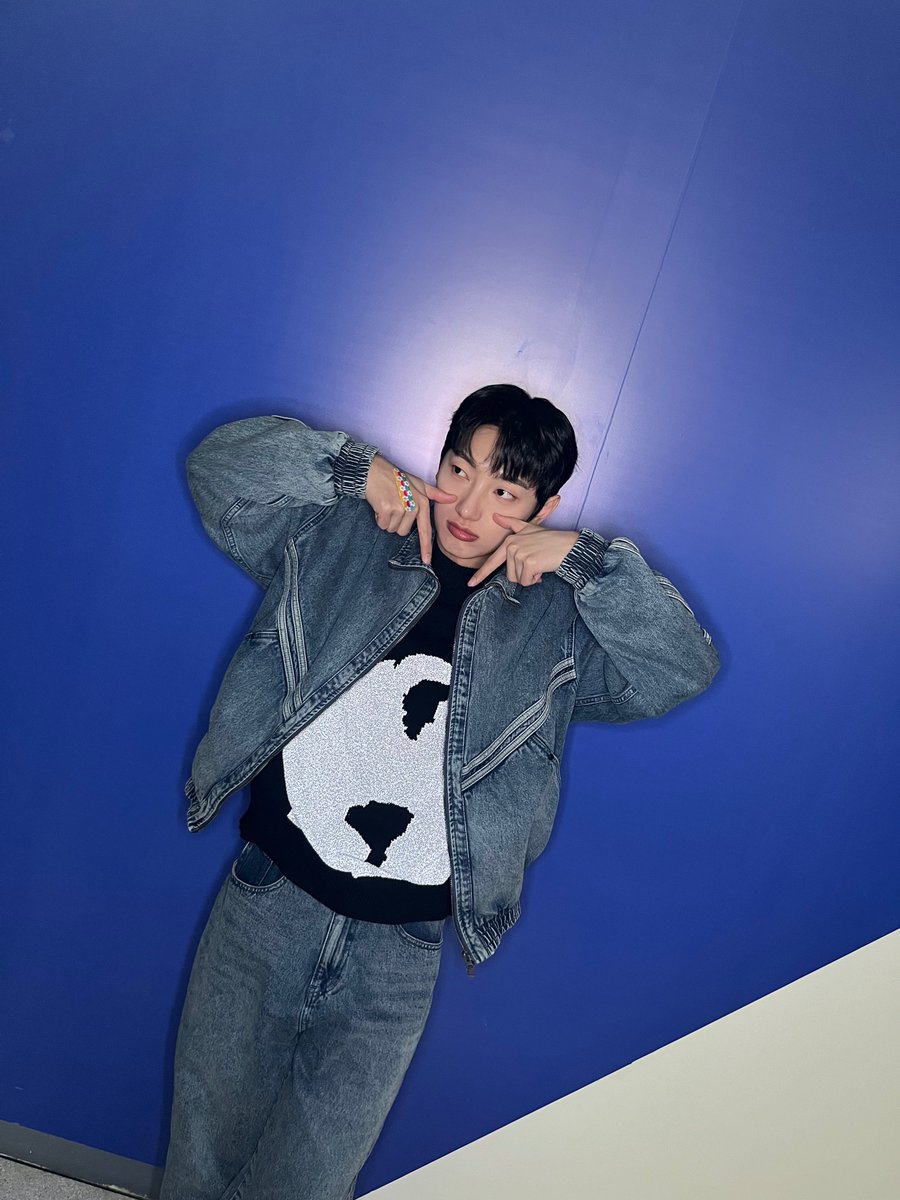 [#영광]

지금까지 밤의 라디오를 들어주신 쪼꼬분들 VVS 너무 감사드립니다. 좋은 경험이었고 배움의 시간이었습니다.🌛💙

#VANNER #배너 #YEONGGWANG