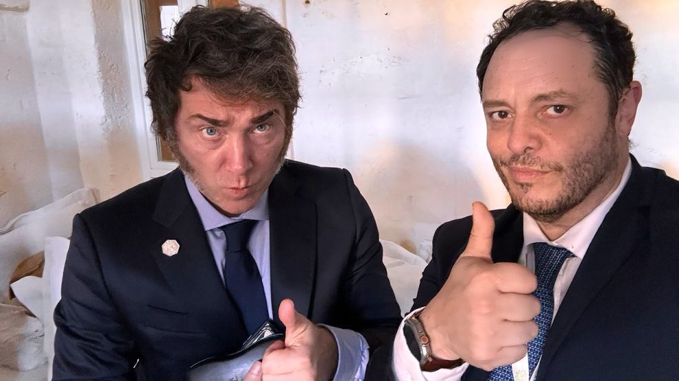 DelPopulu's tweet photo. 🧨 PREGUNTA A LOS LIBERTROLS: LE CORTARAN LA CABEZA A KARINA MILEI AHORA? O ELLA TIENE CORONITA?

Dira algo @JMilei de la estafa que el promociono?

🦁 Guarden este tweet: RAJAN A REIDEL
#Argentina #MileiEstafador #Milei #MileiVerguenzaMundial #LIBRA #LibraGate https://t.co/sNbnwYMz7R