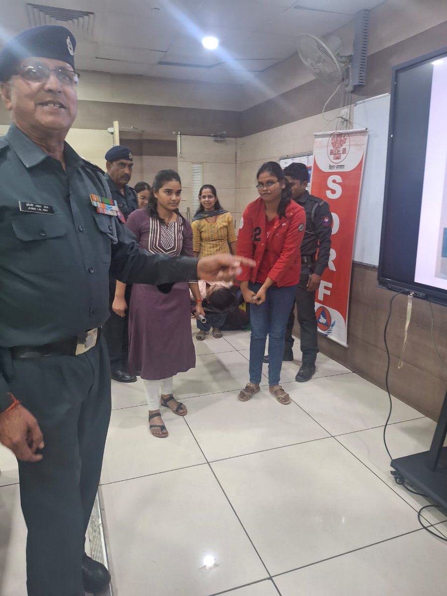 BiharDMD's tweet photo. Today we had a session by SDRF for PDM participants, practice learning how save life, their own life and someone else's life in Disaster. Preparedness mock drill for students of Development Management Institute by SDRF, facilitated by Diaster Management Department, GoB. https://t.co/S0RycXmOb2