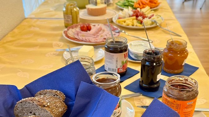 EVP_BL's tweet photo. Gemütlicher #Brunch #EVPBL 🥐☕️😃 für Amtsträgerinnen & Amtsträgern aus Regierungsrat, Landrat, Einwohnerräten, Gemeindekommissionen, Gemeinderäten, Gericht usw.
Merci @MarianneStreiff, ehem. NR & Präsidentin @evppev für wertvolle Tipps zu brückenbauender Netzwerkarbeit.🥰 https://t.co/hFO5Qene4s