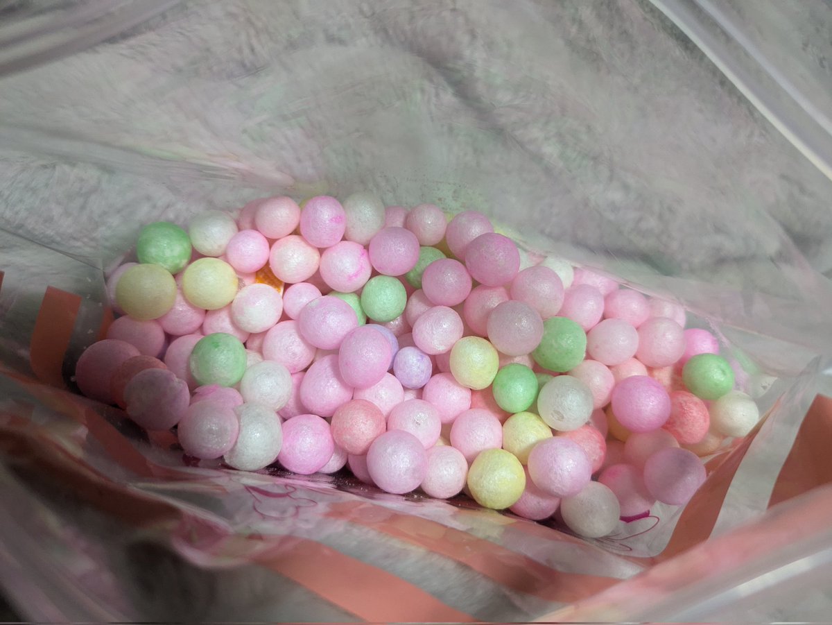 お土産で頂いた「おいり」ジッパーバックに移したけど…今日で無くなるな、これ😊2人で抱えて食べてます。口の中でさわっと溶けて1つ1つ味が違う感じ。ハレの日のものらしく、心を届けてくれた様でとっても嬉しかった😊カキコ中に残り3分の1になりました😋
(σ ᐛ )σ早い!
 #おいり