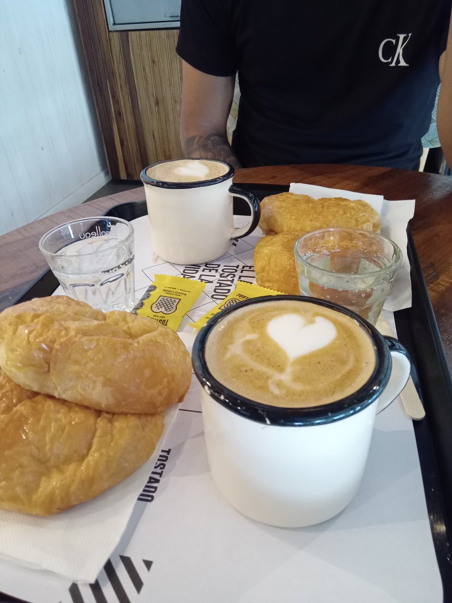 Me llevo a desayunar ☕️🥐🥰  
P❤️‍🩹