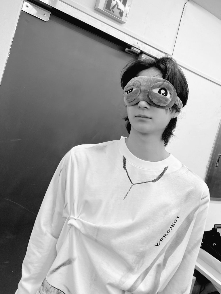 너무 어두워서 불빛 하나도 보이지 않는데, 잠깐만요, 제 눈을 장식하는 케로피가 있어요.