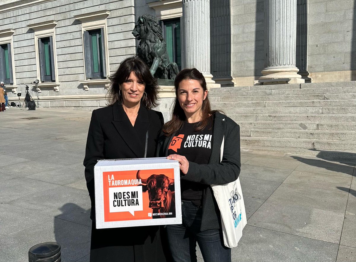 La nostra diputada <a href="/pilarcalvo13/">Pilar Calvo</a> ha participat avui a l'entrega de les 715.606 signatures al #Congreso exigint que s'elimini la protecció legal que té la tauromàquia a l'Estat espanyol gràcies a ser considerada com a patrimoni cultural en una llei del 2013.

#NoÉsLaMevaCultura
