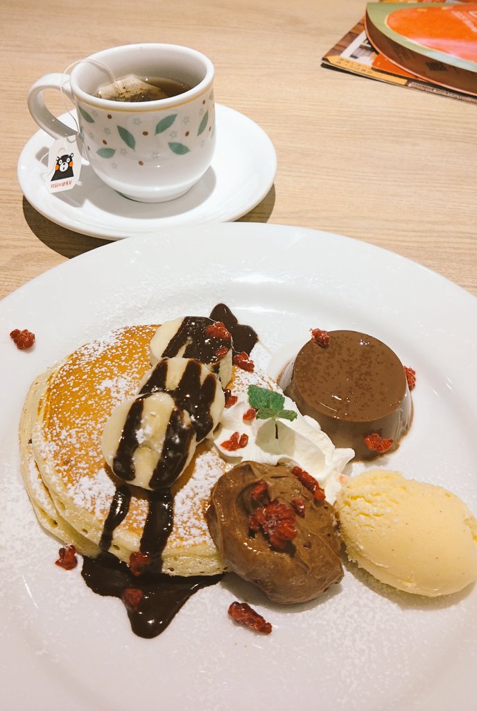 shuuneco's tweet image. 今年もありがとうございます🥞💕(2月から変わったんだよね〜)チョコレート好きなのでこのムース添えもうれしいです😆🍫
#デニーズバースデーデザート