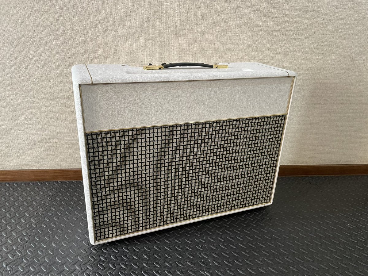 Rythmandsky's tweet photo. Blues jrを真っ白な1973Xタイプキャビネットにビルドインしたいとの事で製作させて頂きました。
ラージチェックのグリルクロスとの組み合��せで、キラキラ⭐️キャビネットができあがりました。
ご用命いただきありがとうございました♪ https://t.co/m2Na8FH6ii