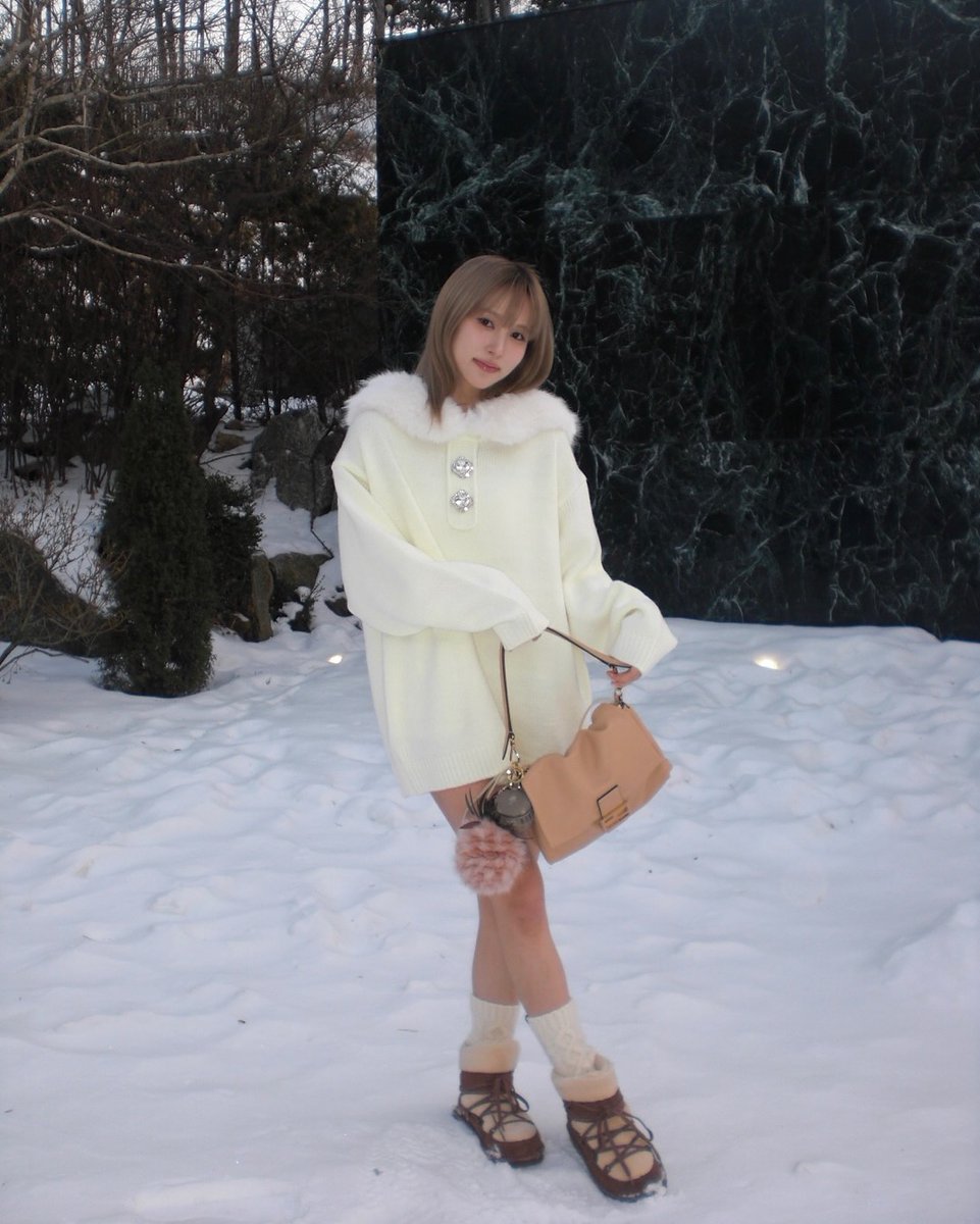 Sana961229TWICE's tweet photo. 2025.02.17 [Trans] mina_sr_my Instagram Update 

The revived Mamma Baguette🤍 
It's also a new style of Mamma Baguette and it's cute☃👜
@/fendi 

#fendi #Fendi25SS
#PR #JAPAN

https://t.co/rRIiaB4M9w (4P)

#TWICE #트와이스 #MINA #미나 #STRATEGY @JYPETWICE https://t.co/GB2TXdTRRE