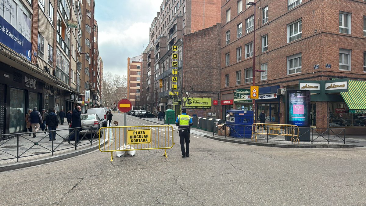 PoliciaMV's tweet photo. Hace unos minutos se ha procedido al corte de la #PlazaCircular para el desmantelamiento de la estación de servicio, en el tramo entre C/Tudela y C/ Nicolás Salmerón. https://t.co/bjHxsM9Yv5