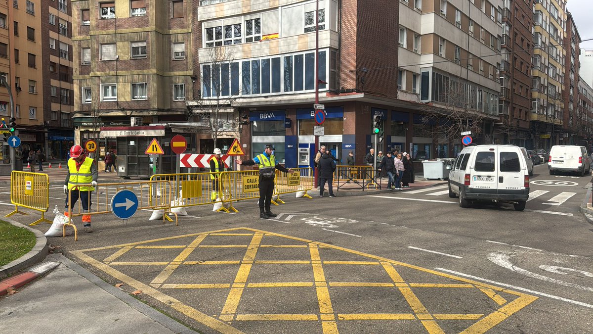 PoliciaMV's tweet photo. Hace unos minutos se ha procedido al corte de la #PlazaCircular para el desmantelamiento de la estación de servicio, en el tramo entre C/Tudela y C/ Nicolás Salmerón. https://t.co/bjHxsM9Yv5