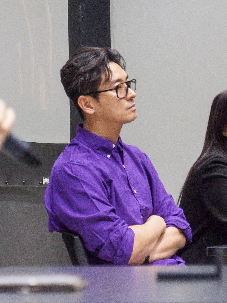 wwlikaww's tweet photo. 이날을 빼놓고 주지훈 안경의 좋느를 논하지마라 과행사 참석한 젊은교수님미 있잖냐 https://t.co/rK4dWjXFUi