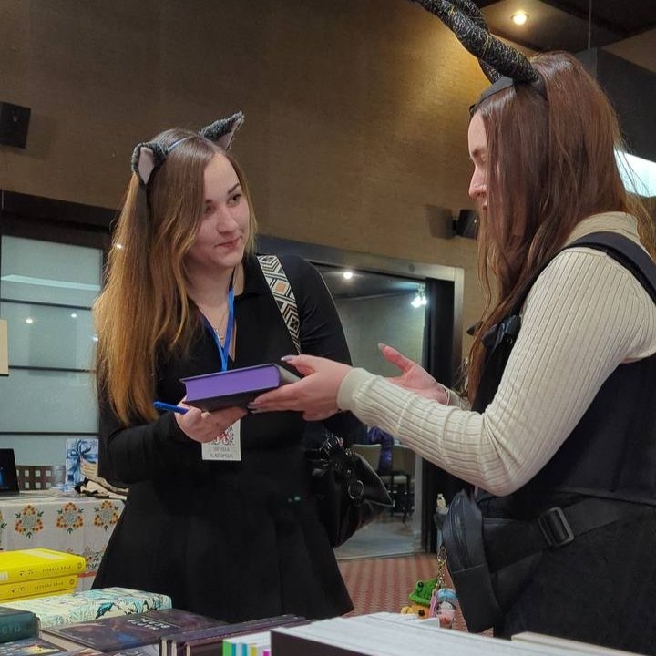 З'їздила на Аль Мор, книжечки попідписувала, кицькою походила 😏
