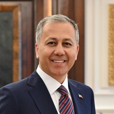 bombaci2KAPALI's tweet photo. Sayın İçişleri Bakanı @AliYerlikaya 
Aşk adamı ve Emniyet Genel Müdürü Sayın @mahmutdemirttas 

Benden kurtulmak çok kolay...

Böyle ipe sapa gelmez ayak oyunlarına hiç gerek yok...

Evvela polise ve askere;

1- Sendikal hakkı ya da Gözlemci-Temsilci sistemini verin. 

2- Çalışma sistemini kanunla belirlenecek şekilde orijinal 12/36 sistemine geçirin.Askerler için de aynı şekilde bir düzenleme yapın

3- Maç, konser ve görev saati dışında yazılacak uygulama ve diğer her türlü etkinlikte ek mesai ücreti verin.

4- Gece çalışan personele nöbet tazminatı ve yemek yardımı verin. Askerler için de aynı şekilde bir düzenleme yapın

5- Lojmanda oturmayan personele piyasa şartlarına göre yarı oranda kira yardımı verin. Askerler için de aynı şekilde bir düzenleme yapın

6- Eşi çalışmayan personellere tatmin edici miktarlarda aile yardımı verin. Askerler için de aynı şekilde bir düzenleme yapın

7- Personelin almış olduğu raporun usul ve fenne uygunluğunu denetleme ve personelin silahına el konulup psikiyatriye sevk edilme yetkisini tek bir amirden alın ve içerisinde her rütbeden personelin olacağı il ilçe komisyonu kurun ve bu yetkiyi o komisyona verin. Askerler için de aynı şekilde bir düzenleme yapın

8- Doğrudan TBMM ye bağlı olacak şekilde Mobbingle mücadele komisyonları kurun. Askerler için de aynı şekilde bir düzenleme yapın

9- Personele verilen ve mahkeme kararı ile iptal edilen disiplin cezaları sebebiyle devlete yükletilen mahkeme masraflarını sorumlularına rücu edin. Askerler için de aynı şekilde bir düzenleme yapın

10- Keyfiyetin ve memurun mağdur olmasının önüne geçmek için Atama ve Yer Değiştirme yönetmeliğinin 34.üncü maddesine "MEMURUN MUHAFAKATI ALINARAK" ibaresini ekleyin. Askerler için de aynı şekilde bir düzenleme yapın

11- 5442 sayılı İl İdare Kanununun 11.inci maddesine istinaden il içerisinde yapılan keyfi atamaların önüne geçmek için somut kriterler getirin. Askerler için de aynı şekilde bir düzenleme yapın

12- Disiplin soruşturmalarını, önceden eğitim verilerek, Müdürü müdür, amiri amir, komiseri komiser ve polis memurunu polis memurunun yürüteceği şekilde yasal düzenleme getirin. Askerler için de aynı şekilde bir düzenleme yapın

13- Polisin görev tanımını ve görev sınırlarının nelerden ibaret olduğunu güncelleyin...

14- Personele görevinden dolayı karşı karşıya kaldığı hukuki durumlar karşısında herhangi bir talebe gerek duymaksızın hukuki yardım desteği verin. Askerler için de aynı şekilde bir düzenleme yapın

15-Tüm personelin görev sürelerine bakılmaksızın yıllık izinlerini en az 45 gün olacak şekilde kanuni düzenleme yapın. Askerler için de aynı şekilde bir düzenleme yapın.

16- Taltif uygulamasını sıklaştırın ve içerisinde her rütbeden bulunan personellerin olduğu taltif belirleme komisyonu oluşturun.

17- Eşi çakılı kadro olan personelin atamasını aile birlik bütünlüğünü korumak adına kolaylaştıracak tedbirler alın.

18- İl kotası koyarak her personelin kendi memleketinde görev yapmasının önünü açın.

19- Bekçi kardeşlerimizin görevde yükselmelerinin önünü açın.

20- Çağın gelişimi ve hızlanması göz önünde bulundurularak Bekçi kardeşlerimize yaz aylarında motosiklet, kış aylarında motorlu araç tahsis edin.

21- Personellerin ek iş yapmalarının önünü açın ve bunun sıkı takibini yapacak kanuni düzenlemeler yapın.

22- Emekli personellerin moral ve motivasyonunu yüksek tutmak amacıyla sosyal etkinlikler düzenleyin.

23- Emekli personellerin özel dedektiflik yapmalarının önünü açacak kanuni düzenlemeler yapın.

24 Trafik vakfı, sosyal fon vs buna benzer oluşumlara aktarılan kaynakların doğrudan emekli personele ekonomik katkı sağlayacak şekilde düzenlemeler yapın.

25-İlokul ve Ortaokul mezunu emekli personelin tamamına 3600 ek gösterge imkanı verin.

ŞİMDİLİK BU KADAR... 

YUKARIDA BAHSETTİĞİM VE GAYET MAKUL VE İNSANİ TALEPLERİMİZİ YERİNE GETİRİN, SİZE ŞEREF NAMUS SÖZÜ VERİYORUM BENİM BİR DAHA NE YÜZÜMÜ GÖRECEK NE DE SESİMİ DUYACAKSINIZ...

ŞAYET BU TALEPLERİMİZİ YERİNE GETİRMEZSENİZ VİTES BÜYÜTEREK GELECEĞİM...

ŞAYET SAMİMİYSENİZ HODRİ MEYDAN...

#polis #asker #bekçi #Jandarma #sahilgüvenlik #ikm #sandıktahesabınısoracağız
