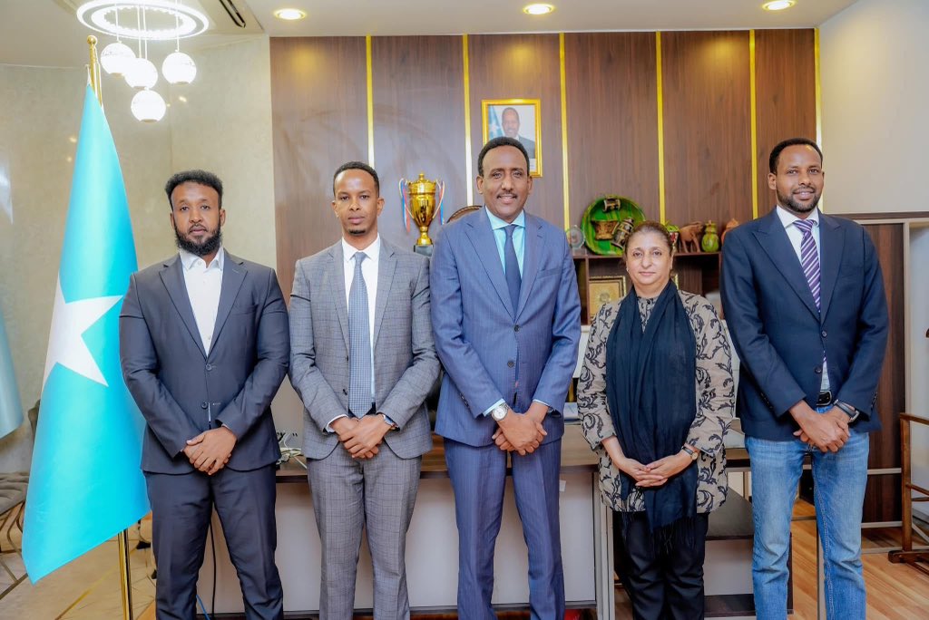 Met with Mrs. Qurat Al-Aini, Deputy Director of Operations at UNSOS, to strengthen ICA-UN cooperation. I expressed gratitude for their support in Somalia’s reconstruction and shared ICA’s development plan on borders, immigration, and elevating the Somali passport’s profile.