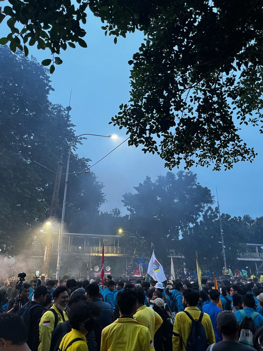 AKSI HARI INI SELESAI🤙 
Istirahat dulu, besok kita gempur lagi istana negara sampai tuntutan dipenuhi!✊ #SampaiMenang #IndonesiaGelap