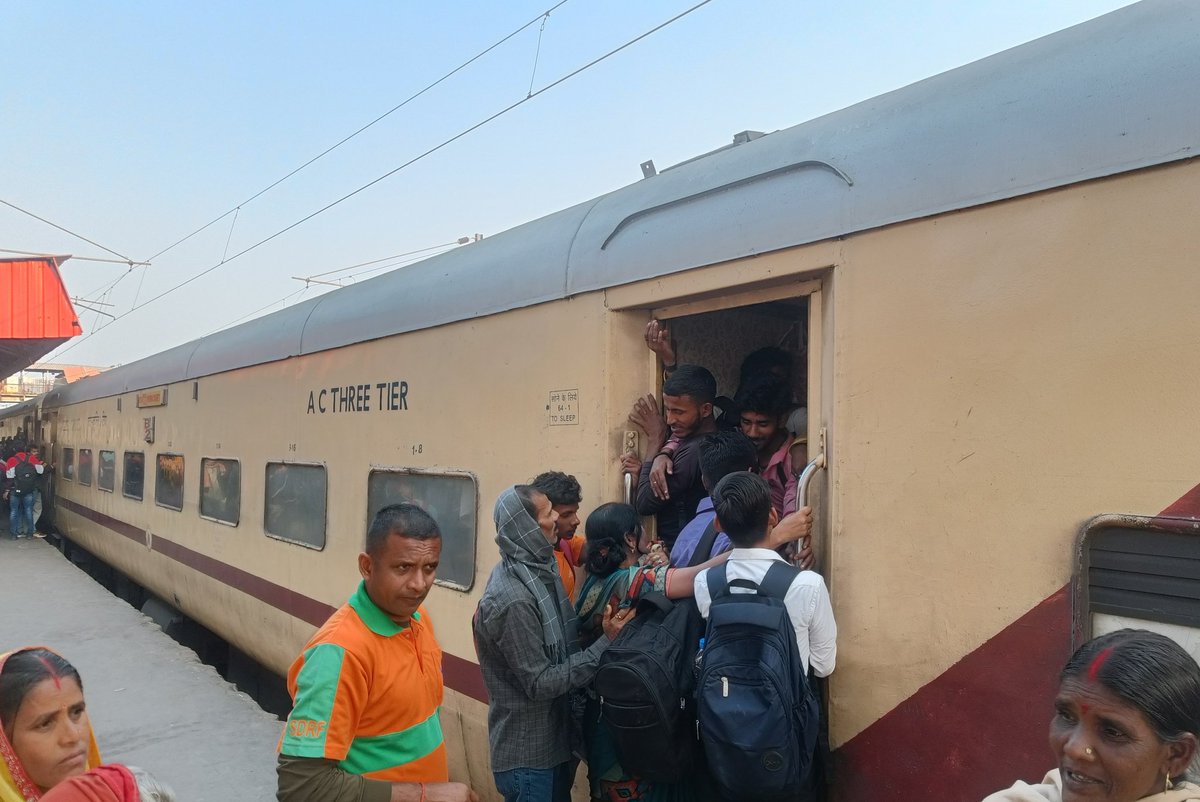 mdhelalalam's tweet photo. Unable to board the train due to crowded coach b1  train 18626 ,PNR 6248537421, I want refund,how to file tdr
@RailMinIndia @AshwiniVaishnaw @PMOIndia https://t.co/sTvShuT8wH