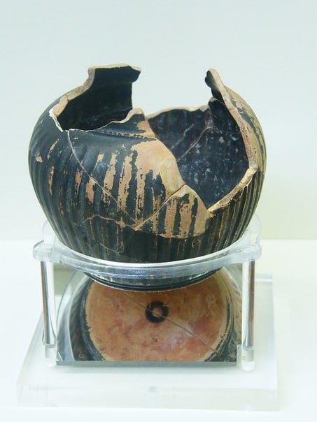 The Cup of the Great Phidias

In the museum of Olympia (Greece), this broken, humble vessel holds a place of honor.

Why? The inscription on its bottom reads: ΦΕΙΔΙΟΥ ΕΙΜΙ – “I belong to Phidias”. This cup was found in Phidias’ workshop, meaning it is very likely the personal cup