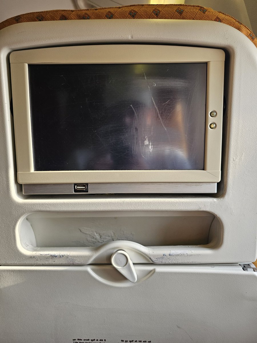 TheBoringEye's tweet photo. .@airindia your aircraft vt-alr needs serious maintenance done https://t.co/NAh3bTSxgm