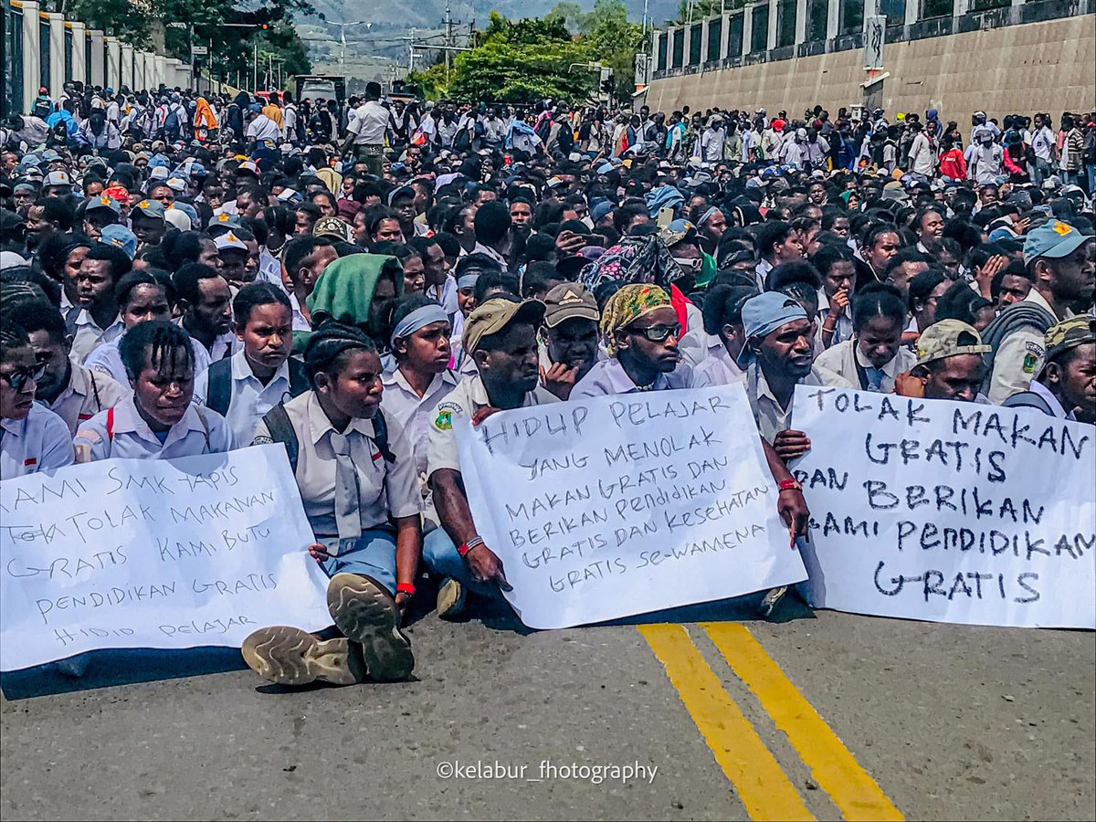 Bahkan anak anak Papua pun ikut turun aksi #IndonesiaGelap mereka menolak MAKAN SIANG GRATIS dan menuntut PENDIDIKAN GRATIS.