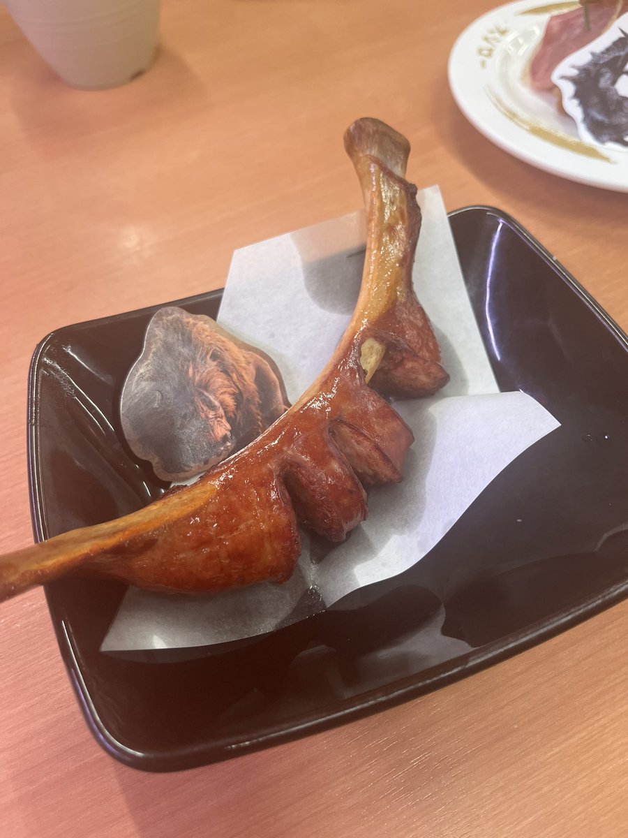 mittsu0705's tweet photo. モンハン仲間でスシロー楽しすぎましたわ🔥🔥
骨付きお肉食べやすいしプリプリでうまし🍖
裏返して撮るの忘れちゃったので手持ち笑
 #スシローのテーブルマナー https://t.co/lNB8m17NuC