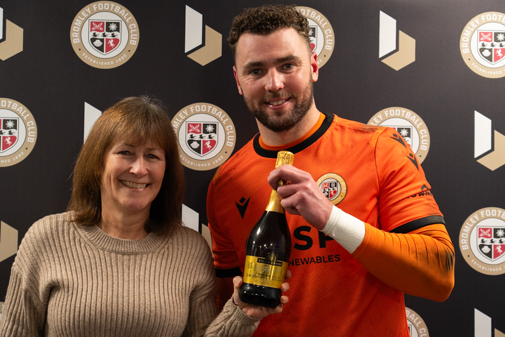 RONINMarketing's tweet photo. It was great to be at Hayes Lane on Saturday to witness @bromleyfc's fantastic 1-0 win over Fleetwood Town.

As match #sponsors, we were pleased to present #ManoftheMatch to Grant Smith, whose amazing save in extra time ensured the Ravens' victory.

#WeAreBromley #BromleyFC https://t.co/ND5wnPBT0v