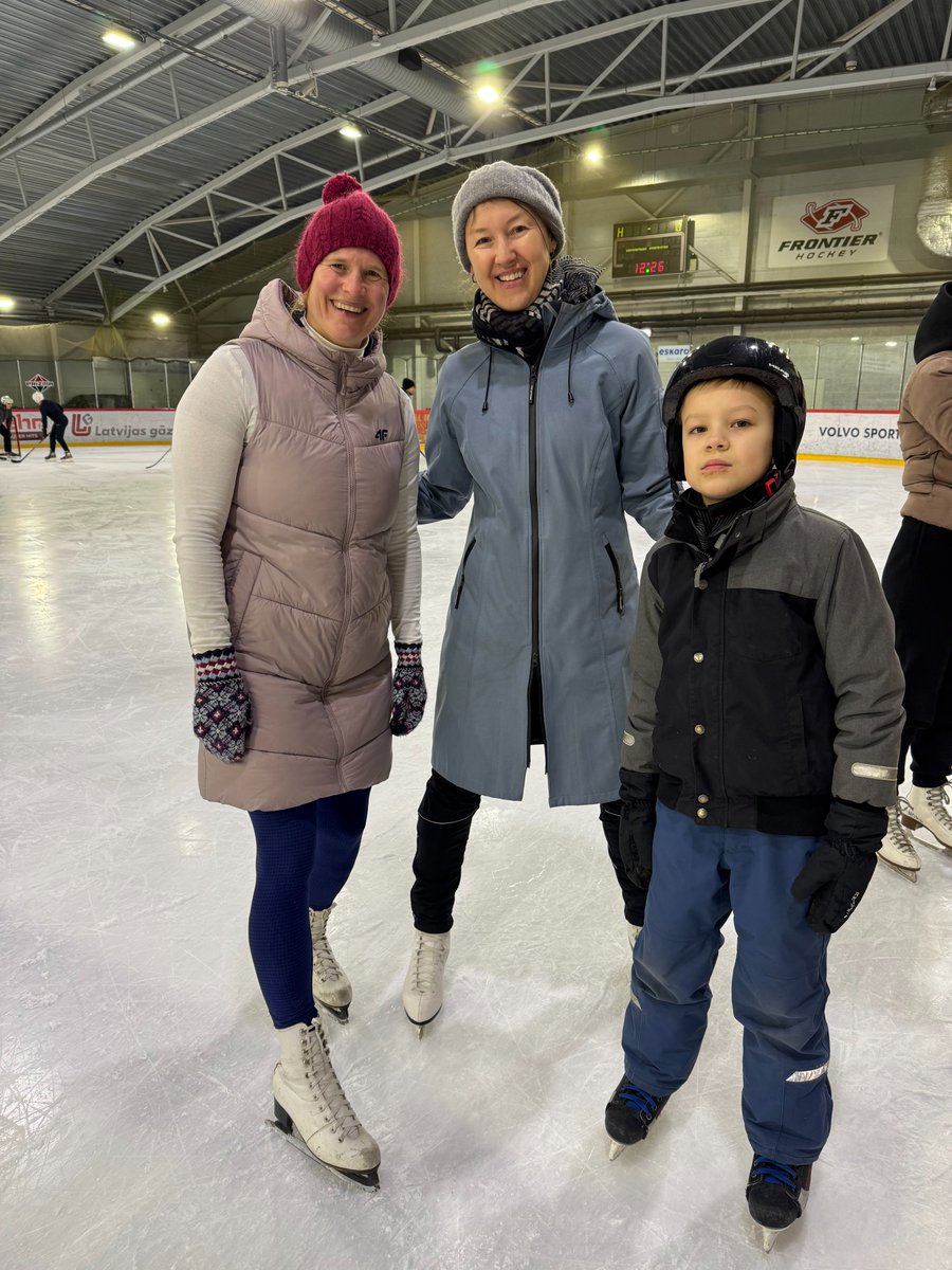 SORAINEN_Latvia's tweet photo. Svētdien aizvadījām mūsu ikgadējo ģimeņu slidošanas pasākumu! 🤩

Smiekli, čalas un brīnišķīgi kopā pavadīts laiks - ko vien vairāk var vēlēties labas nedēļas noslēgumam! 💙

#Sorainen #lawfirmlife #together #iceskating https://t.co/k2pgRwYXlE
