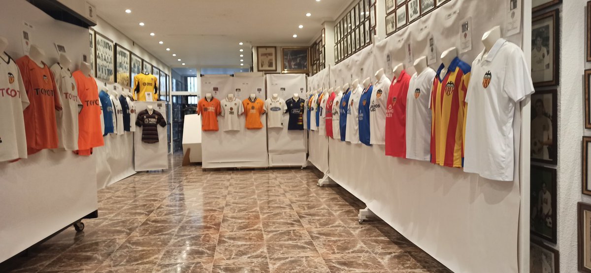 PVALENCIABETXI's tweet photo. Inaugurada l'exposició "Els colors d'un sentiment". Història visual del València CF a través de les samarretes de joc. https://t.co/2Lrz1KGUG4