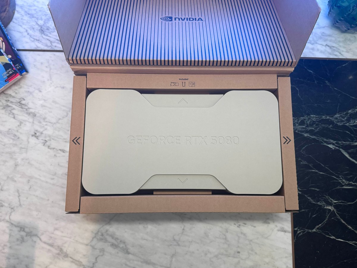 BlastParis's tweet photo. PENURIE, BOT, SCALPPING !  BOUUUH

Et sinon, merci @NVIDIAGeForceFR  pour la 5080 FE 😍 Meilleure expérience d'unboxing 2025.

Si vous cherchez des vraies infos, hésitez pas à join nos VIPs sur Discord https://t.co/ESfTorGJ9v