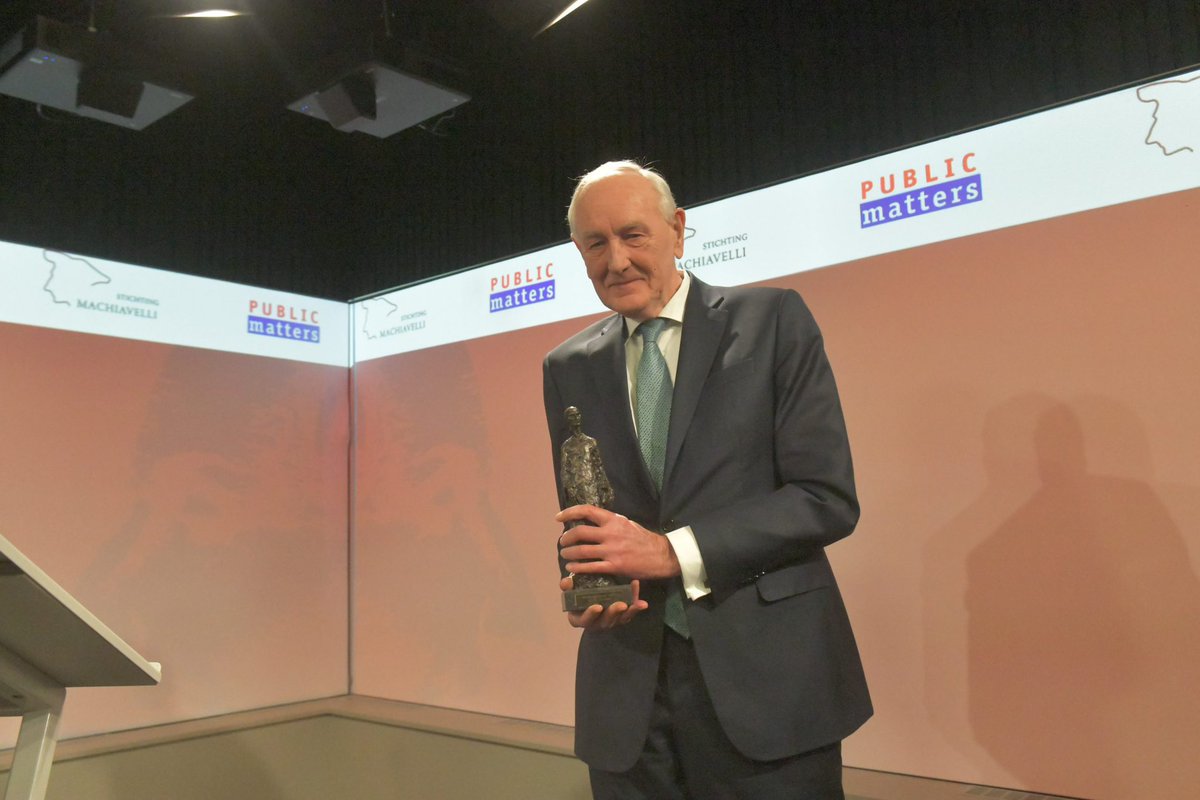 🏆 De Machiavelliprijs 2022 ging naar Johan Remkes voor zijn rol als bemiddelaar in het stikstofdossier. 

Met scherpe communicatie, nuchtere opstelling en het vermogen om partijen te verbinden, bracht hij vertrouwen en perspectief terug bij alle betrokken partijen. #Terugblik