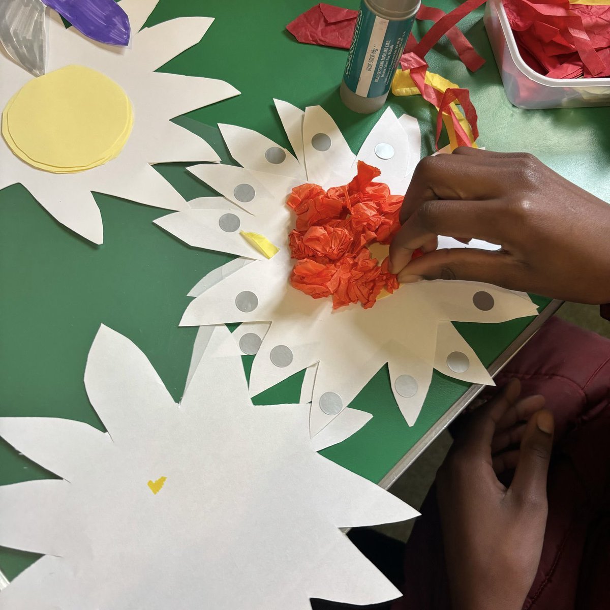 CharltonLib's tweet image. We had a lot of fun at #CharltonLibrary on Saturday, making spring flowers using different colours, textures and materials! 🌸🌼🌺 For more #CraftingFun, #LibraryFunClub is every Saturday 10.30-11am! 🎨 #LoveYourLibrary