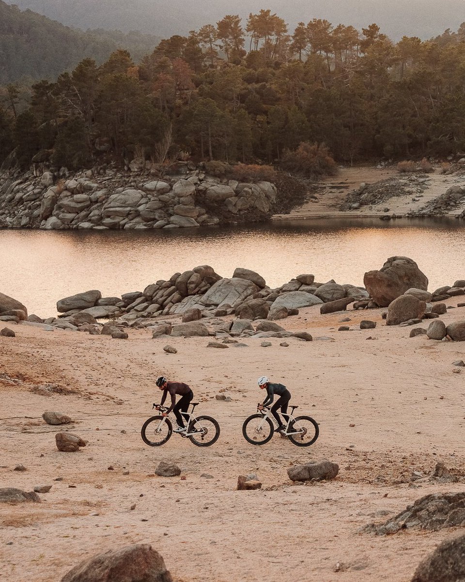 MANTO, the fast gravel bike built to conquer trails at full speed. With its aggressive geometry and limitless versatility, enjoy every mile with the same passion you had at the start.

#AURUMBikes #MANTO #BornFromExperience

aurumbikes.com/manto/