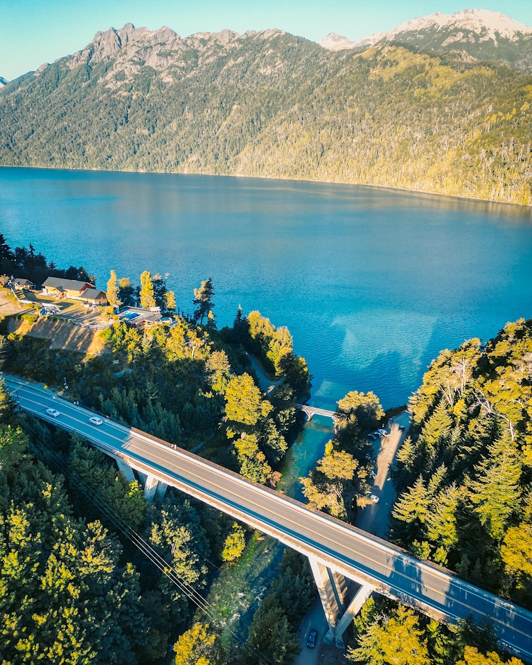 Ruta N 40 y el cruce con el #RioCorrentoso, de un lado el Lago Nahuel Huapi y del otro el Lago Correntoso. Rincones con muchas visitas en Villa la Angostura. Los clics de un vecino <a href="/jotacaloph/">Juan Caló</a>👏🏼 #BuenMiercoles twitter! Patagonia neuquina y Argentina así en colores🥰
