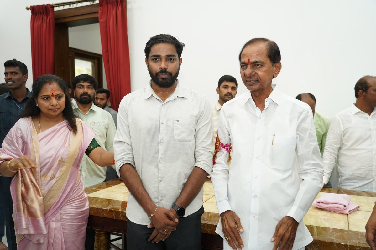 VrManuka's tweet photo. #HappyBirthdayKCR Sir.💐💐 https://t.co/3JkLdjiJLD