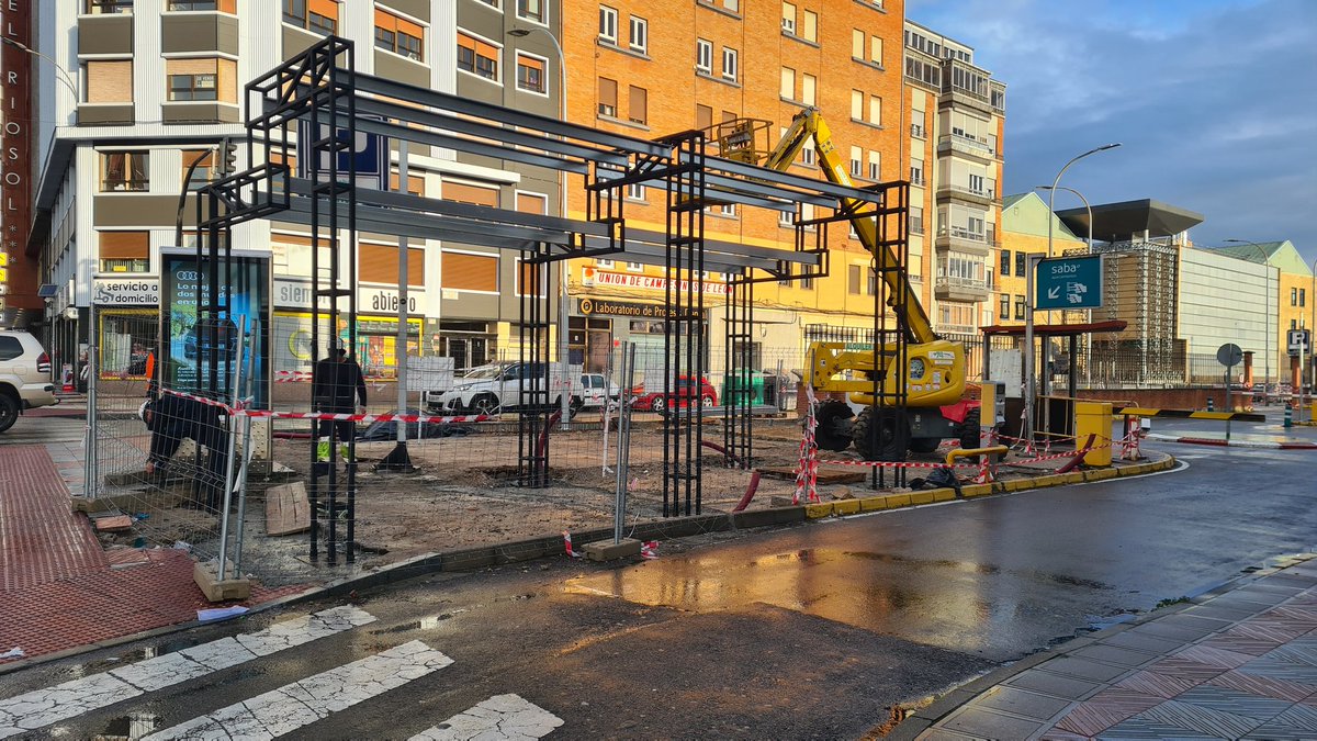 RubenFarinas's tweet photo. ¿Y qué se ha hecho en León? 
Dejarnos una estación provisional como definitiva. Quitarnos el edificio histórico y un semisoterramiento que divide un municipio.
Ah y esta "intermodalidad" que ha pagado la Junta porque ni Adif ni Transportes movían un dedo https://t.co/mhaKDzIN2u