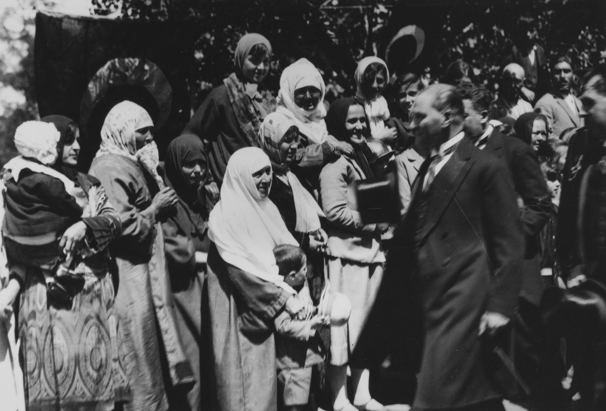 Türk Medeni Kanunu’nun kabulünün 99. yıl dönümünü kutluyor, kadın-erkek eşitliği başta olmak üzere çağdaş ve adil bir toplumun temelini atan bu önemli reformun mimarı Gazi Mustafa Kemal Atatürk’ü saygıyla anıyoruz. 

Hukukun ışığında, eşitlik ve adaletin yolunda ilerlemeye