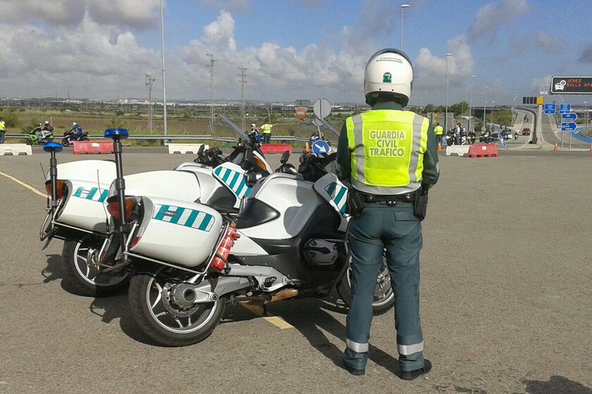 AUGC Tráfico (@augc_trafico) on Twitter photo Compañero del Dto. de Tráfico de Sevilla herido tras una caída por alcance, el alcance de poca gravedad pero está en la UCI por la caída... tenia chaleco airbag adjudicado pero la moto no tenía soporte. ¿Cuándo estaremos todos protegidos? <a href="/DGTes/">Dir. Gral. Tráfico</a> <a href="/interiorgob/">Ministerio del Interior</a> 😡 Compañero del Dto. de Tráfico de Sevilla herido tras una caída por alcance, el alcance de poca gravedad pero está en la UCI por la caída... tenia chaleco airbag adjudicado pero la moto no tenía soporte. ¿Cuándo estaremos todos protegidos? <a href="/DGTes/">Dir. Gral. Tráfico</a> <a href="/interiorgob/">Ministerio del Interior</a> 😡
