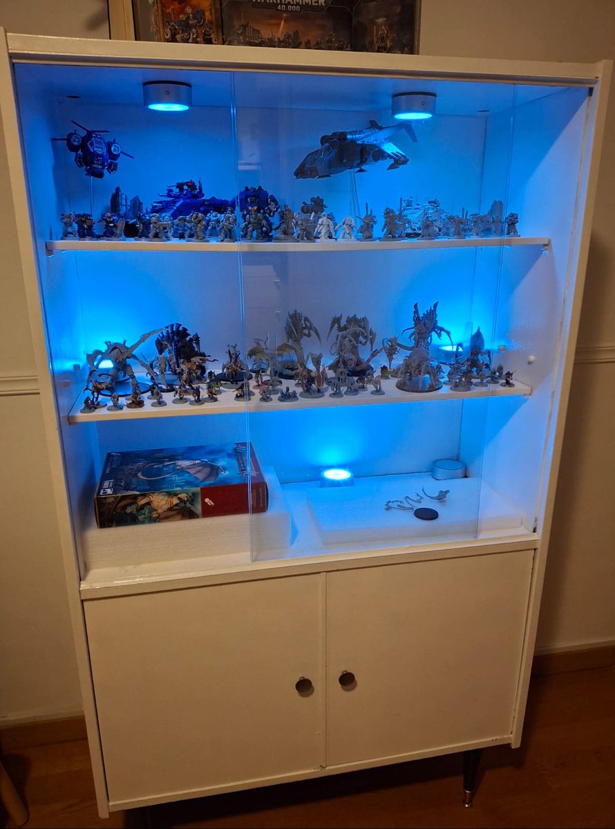 Quand tu vois cette photo de meuble dans une annonce bof quoi... mais que tu sais le potentiel que tu peux en tirer... pas encore totalement terminé niveau eclairage et l installation de mes Age of stigmar en bas, mais c est pas mal déjà! 😆

#custom #vintage #wahrammer #Passion