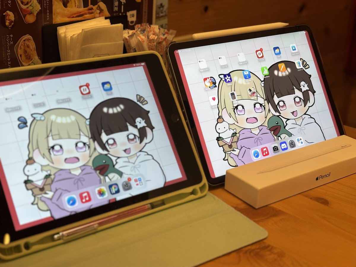 めっちゃコメダでごめんwww

今まで大学から借りてためちゃ古iPadと百均のペンでイラスト描いてたんだけど
卒業と一緒に返却だから自分で買わなきゃと思ってたら

🆕iPadと🆕ApplePencil
プレゼントしてもらっちゃった😩🎁💦

画面でかいし、筆圧感知やばい😭😭😭😭
めちゃ感動(T ^ T)