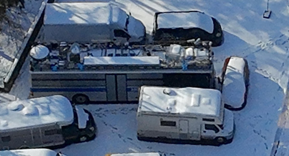 Die Polizei Berlin hat den Adenauer SRP+ nicht nur illegal beschlagnahmt (ohne Richter oder rechtliche Grundlage), sondern die Veranstaltungstechnik im Wert von über 100.000 Euro absichtlich in Schnee &amp; Frost zerstört. Uns haben sie versprochen: Er kommt in eine Halle!  1/2