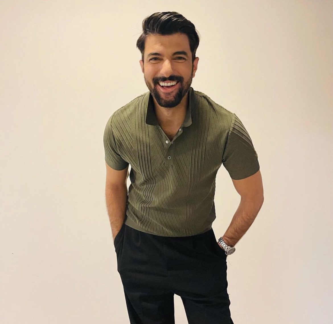 BARIŞ ELÇİSİ ENGİN AKYÜREK

Meksika'da kendini barış, sanat ve eğitime adamış kuruluş Busca La PAZ Worldwide tarafından #EnginAkyürek'e fedakar çalışmaları ve insani amaçlara olan bağlılığından dolayı (kitaplarının gelirlerini bağışlaması vb.) #PromesadePAZ (Barış Elçisi) ünvanı