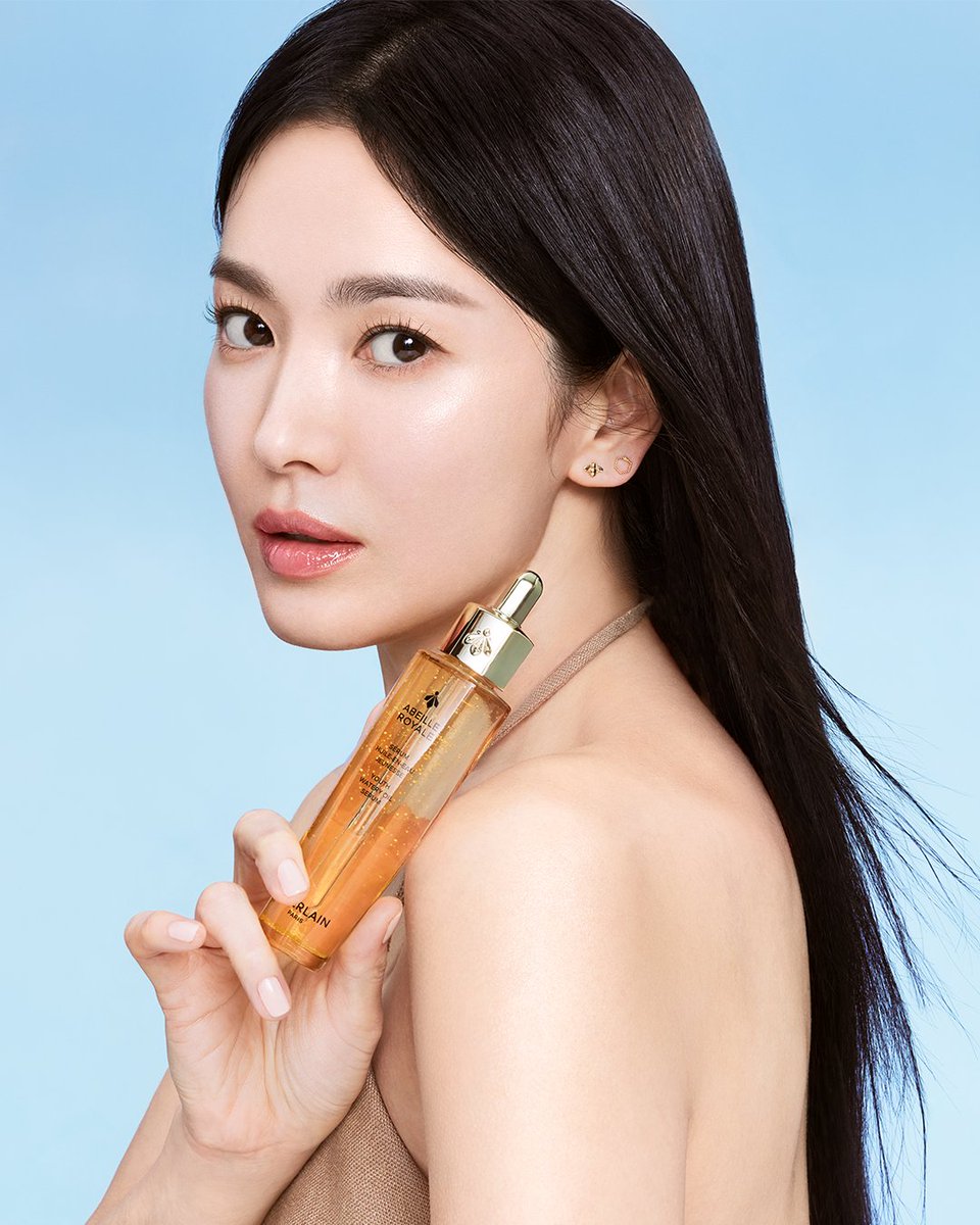 Guerlain's tweet image. Honey power, perfected for skin. Guerlain muse Song Hye-Kyo gets the Abeille Royale glow from the first drops. 🐝

#Guerlain #AbeilleRoyale #SongHyeKyo