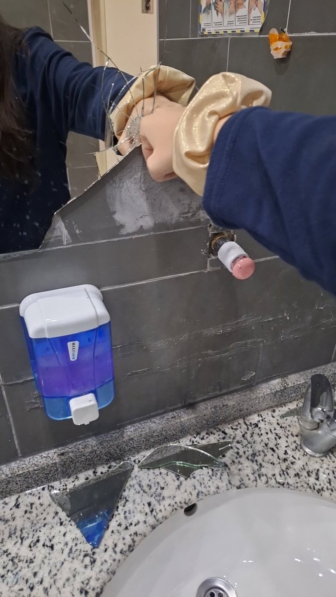 sinemsays's tweet image. o kadar yer varken kizin yanina oturmus😡😡