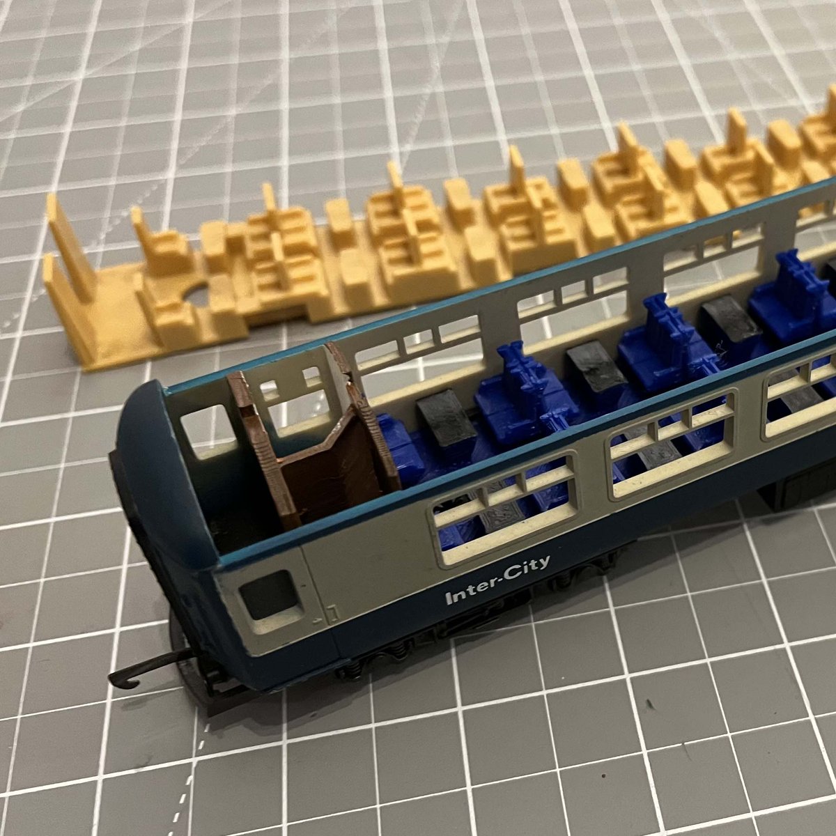 PaterPracticus's tweet photo. @modelrailUK Busy #weekend 3D printing new interiors for my old Lima Mk2 coaches - and I finished my video guide about how I made them: https://t.co/dCJuxPmR9V #ModellingMonday #TMRGUK https://t.co/tjNMYL60hY