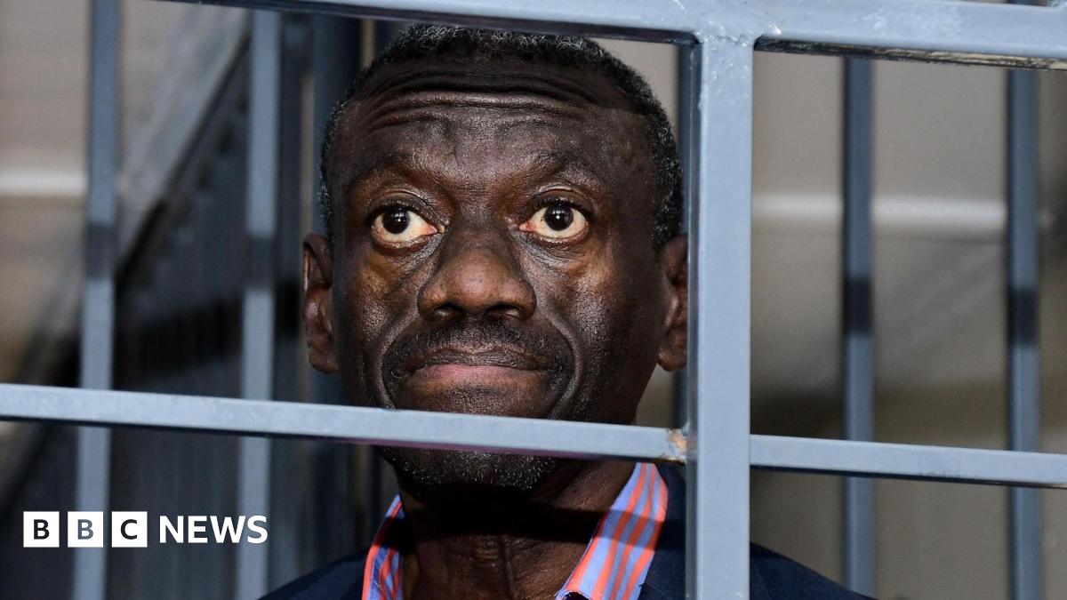 BBCAfrica's tweet image. Detained Ugandan opposition leader Kizza Besigye, on hunger strike for a week, was returned to prison after being in a health clinic overnight. bbc.in/3X0nmZS