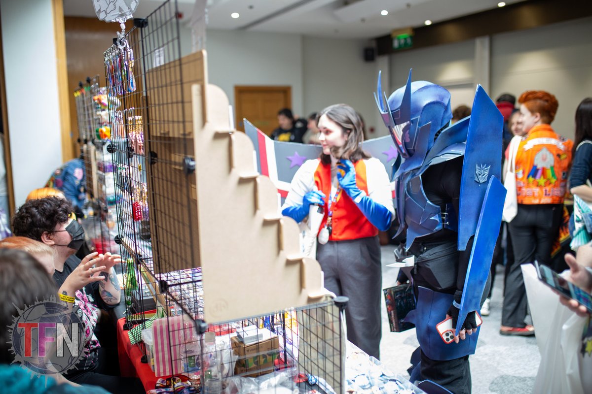 Now Decepticons might be evil, but this pair clearly have good taste. Picking up some quality offerings from The Forge at last year's TFNation Minicon in Manchester.

#TFNation #Transformers