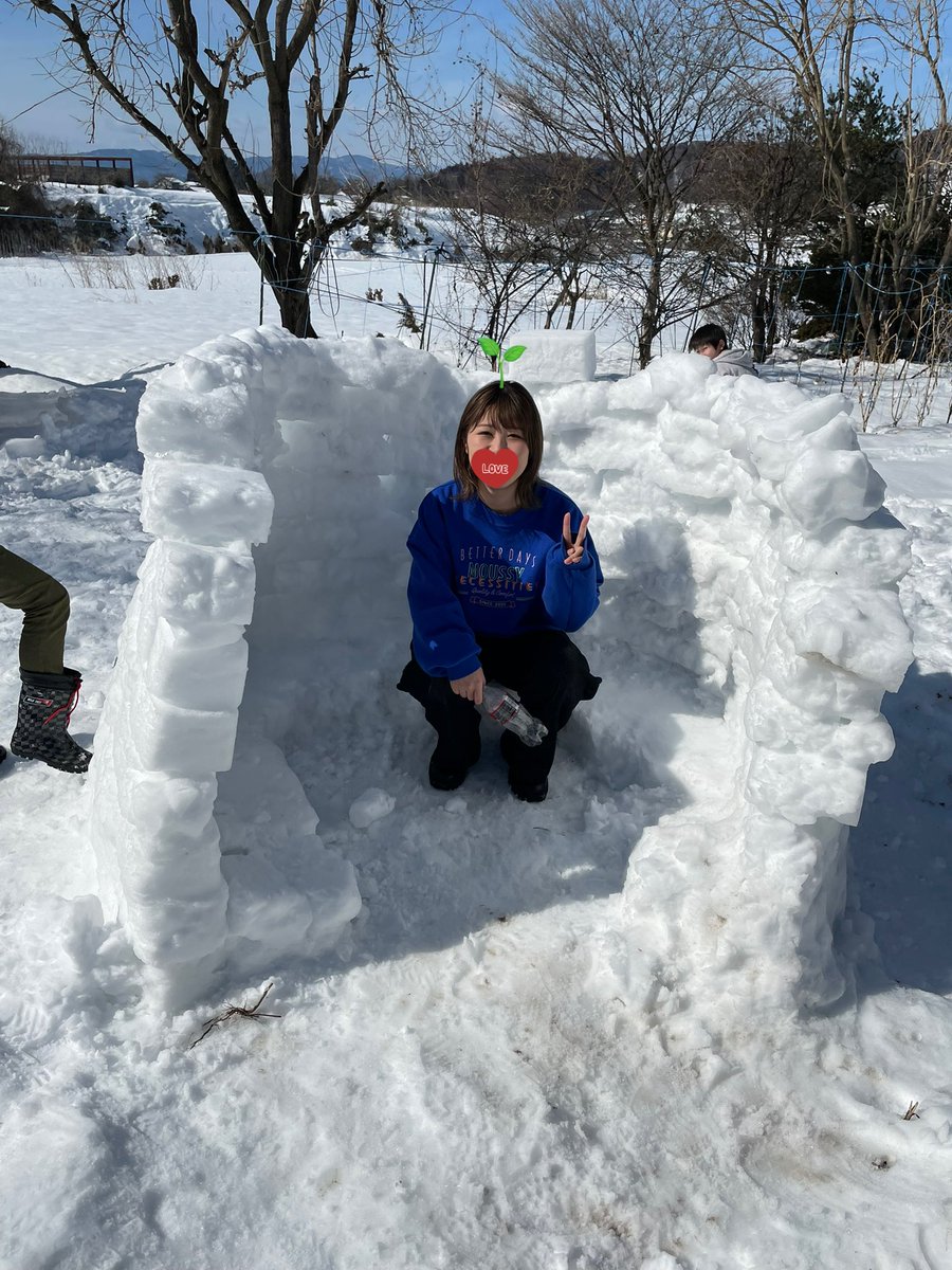 僕の実家の畑⛄️
久しぶりにどかっと降りました❄️
甥っ子の作ったかまくらにすっぽり🌱💞
母がかまくらを見てしきりに
👵「アンブレラを上にさして雪を乗せて屋根をつくれば？」と繰り返し言ってたw
umbrella☂️…何故にそこだけ欧米化😂？

いつも僕の実家の帰省に着いてきてくれる妻に感謝🥰ﾀﾞｲｽｷ